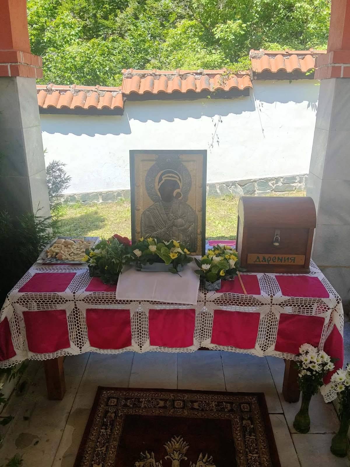 Архиерейска литургия в Одранишкия манастир „Св. апостоли Петър и Павел“ 10 09