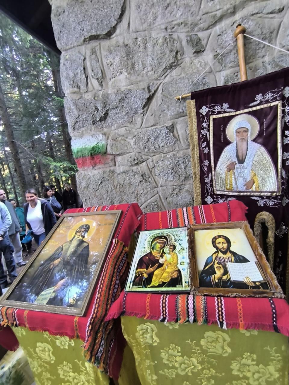 Архиерейска литургия в параклиса „Св. Йоан Рилски“, до хижа „Кумата“, и начало на Поклонническия път „Рилският Чудотворец“ 5 0 02 05 9e96fe290a7e78f729b4fdd20288ff1b12b73278bc216b2e3778d00950c6a48a 7485d53d5dcdc781 1