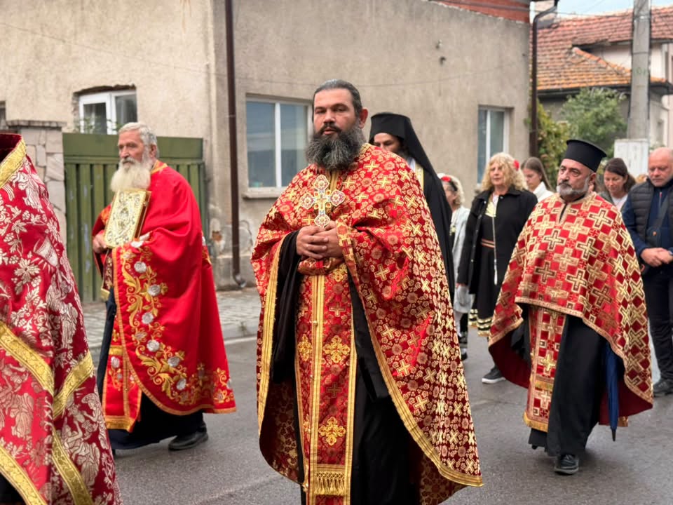 Празникът на град Костенец бе отбелязан с архиерейска вечерня, литийно шествие и водосвет 15 12