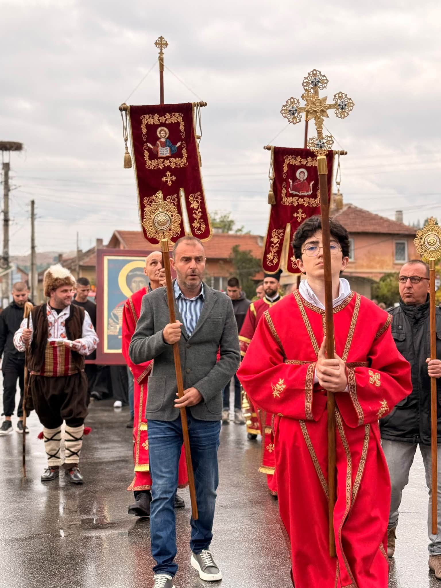 Празникът на град Костенец бе отбелязан с архиерейска вечерня, литийно шествие и водосвет 16 13