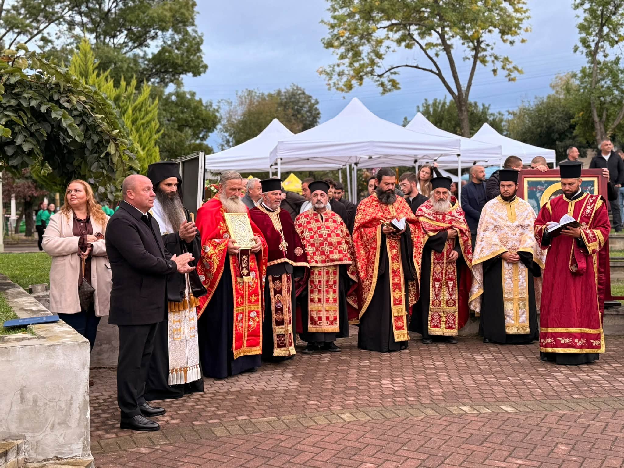 Празникът на град Костенец бе отбелязан с архиерейска вечерня, литийно шествие и водосвет 17 14
