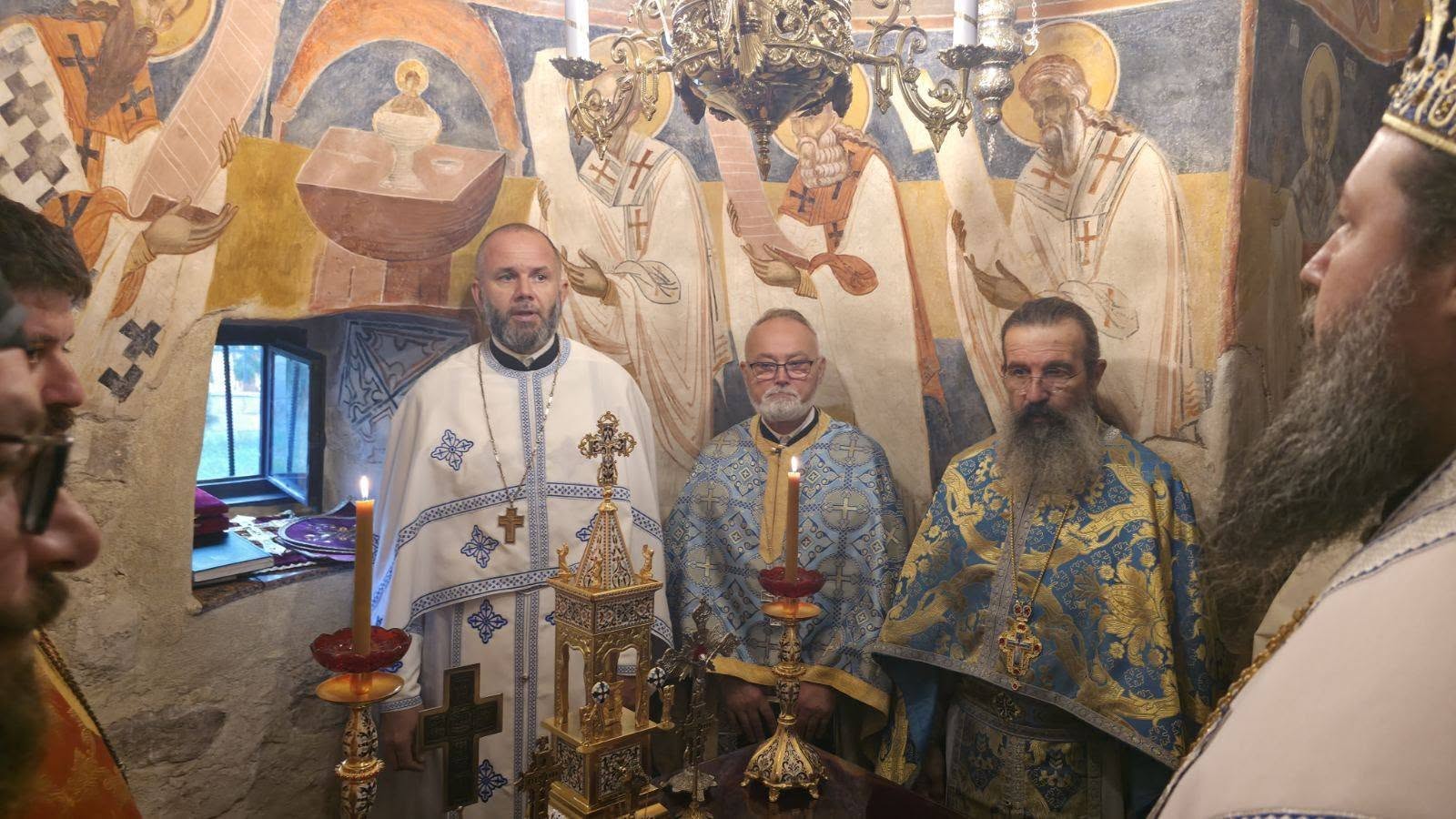 Архиерейска литургия, литийно шествие и водосвет в Искрецкия манастир „Успение Богородично“ 10 10