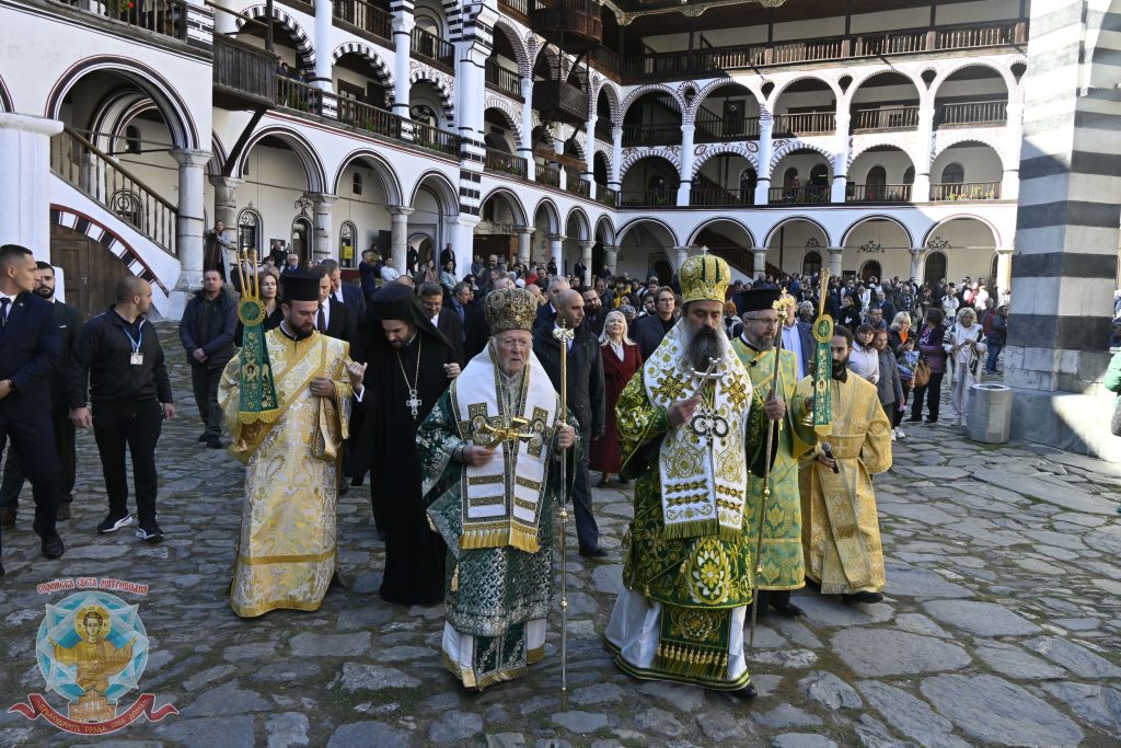 ФОТОРЕПОРТАЖ от съборна патриаршеска литургия в Рилския манастир по повод 1150 години от рождението и 1080 години от успението на св. преподобен Йоан Рилски 1 DSC0984