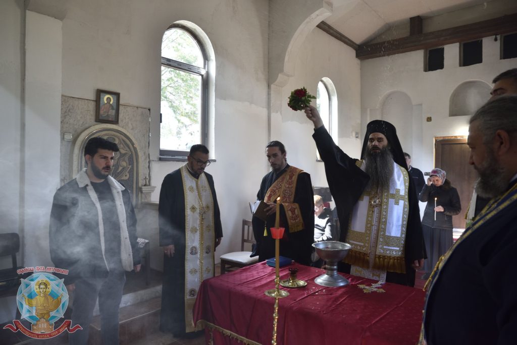 Архиерейска литургия и водосвет с обновяване на гробищния храм в кв. Драгалевци 1 PAM9490